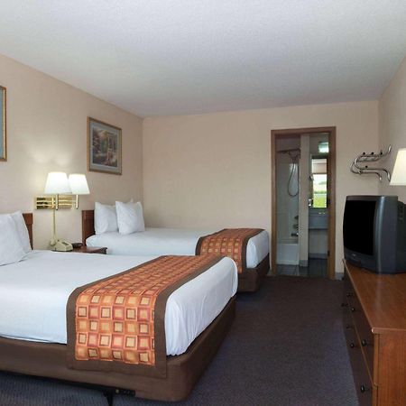 Days Inn By Wyndham Indianapolis East Post Road Bagian luar foto