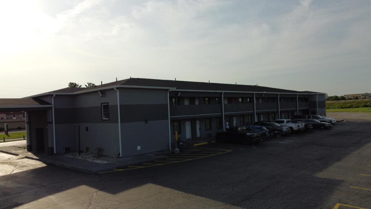 Days Inn By Wyndham Indianapolis East Post Road Bagian luar foto