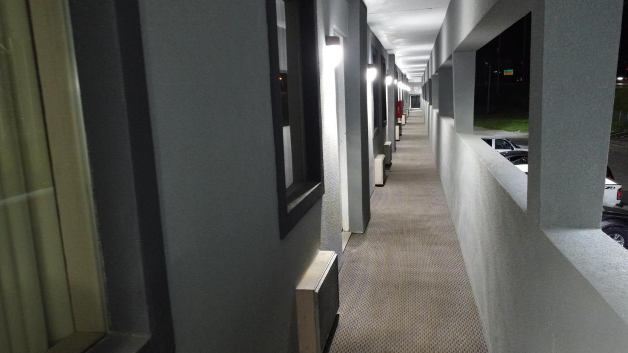 Days Inn By Wyndham Indianapolis East Post Road Bagian luar foto