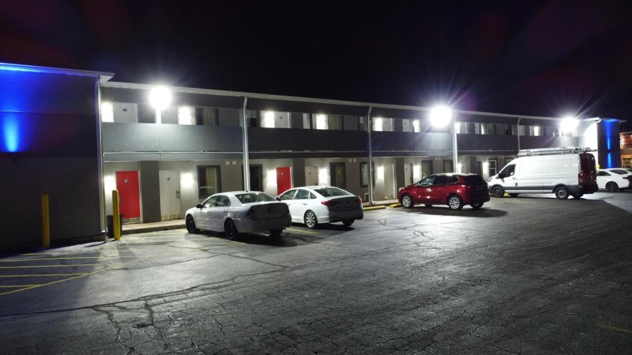 Days Inn By Wyndham Indianapolis East Post Road Bagian luar foto