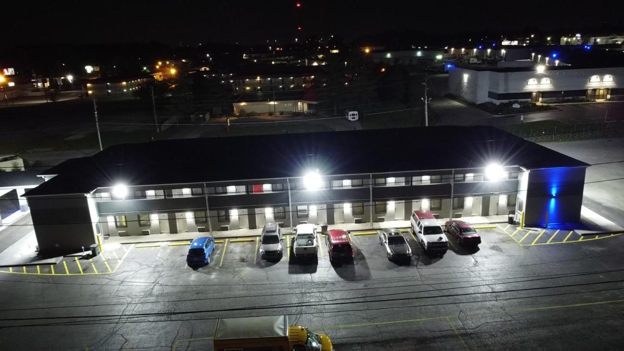 Days Inn By Wyndham Indianapolis East Post Road Bagian luar foto