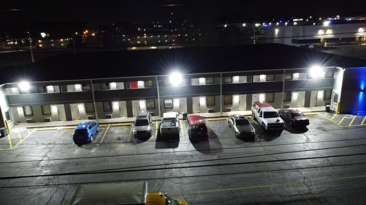 Days Inn By Wyndham Indianapolis East Post Road Bagian luar foto