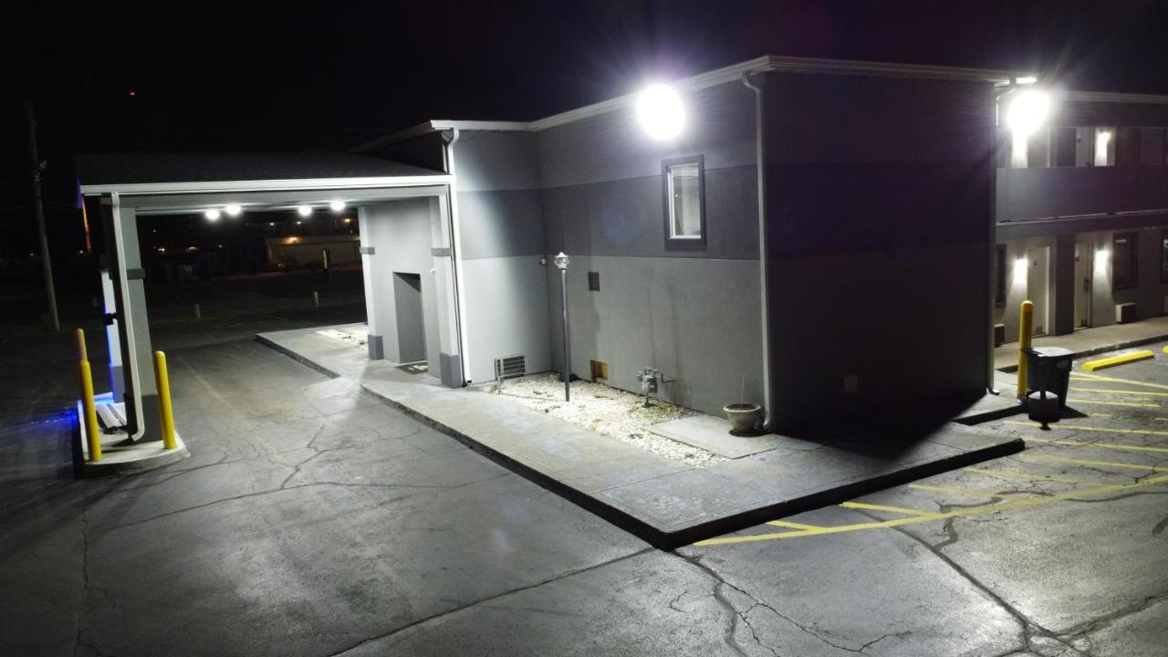 Days Inn By Wyndham Indianapolis East Post Road Bagian luar foto