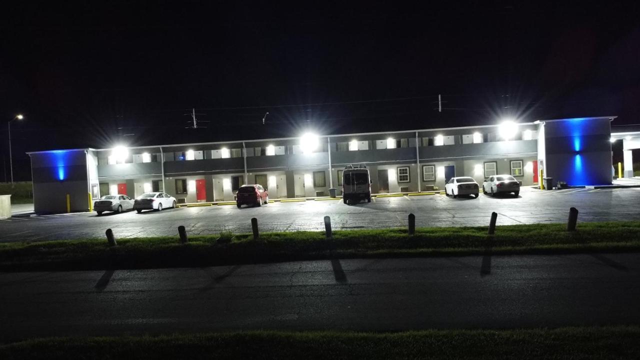 Days Inn By Wyndham Indianapolis East Post Road Bagian luar foto