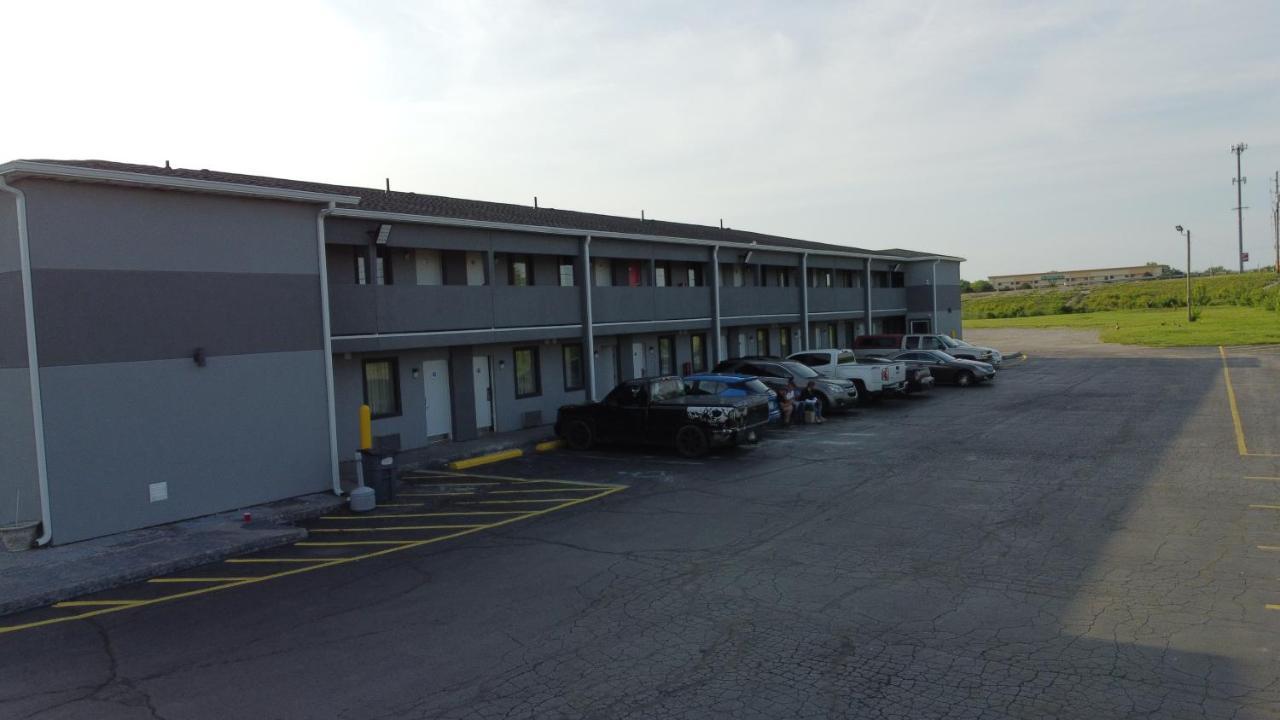 Days Inn By Wyndham Indianapolis East Post Road Bagian luar foto