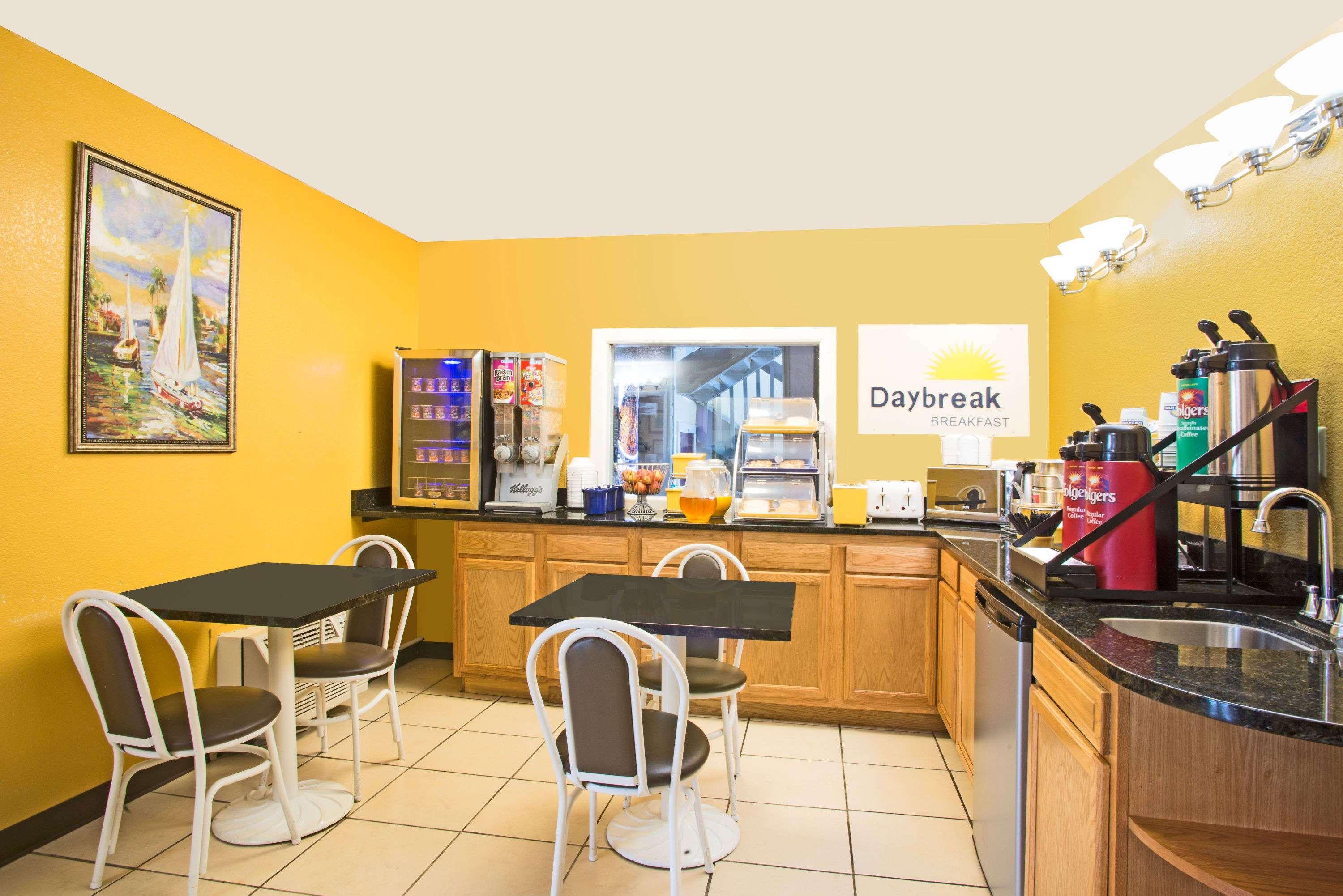 Days Inn By Wyndham Indianapolis East Post Road Bagian luar foto