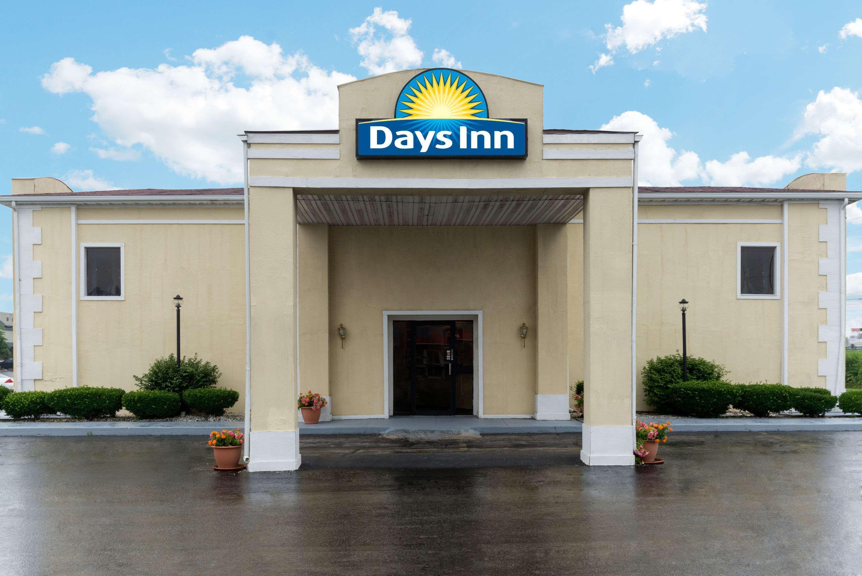Days Inn By Wyndham Indianapolis East Post Road Bagian luar foto