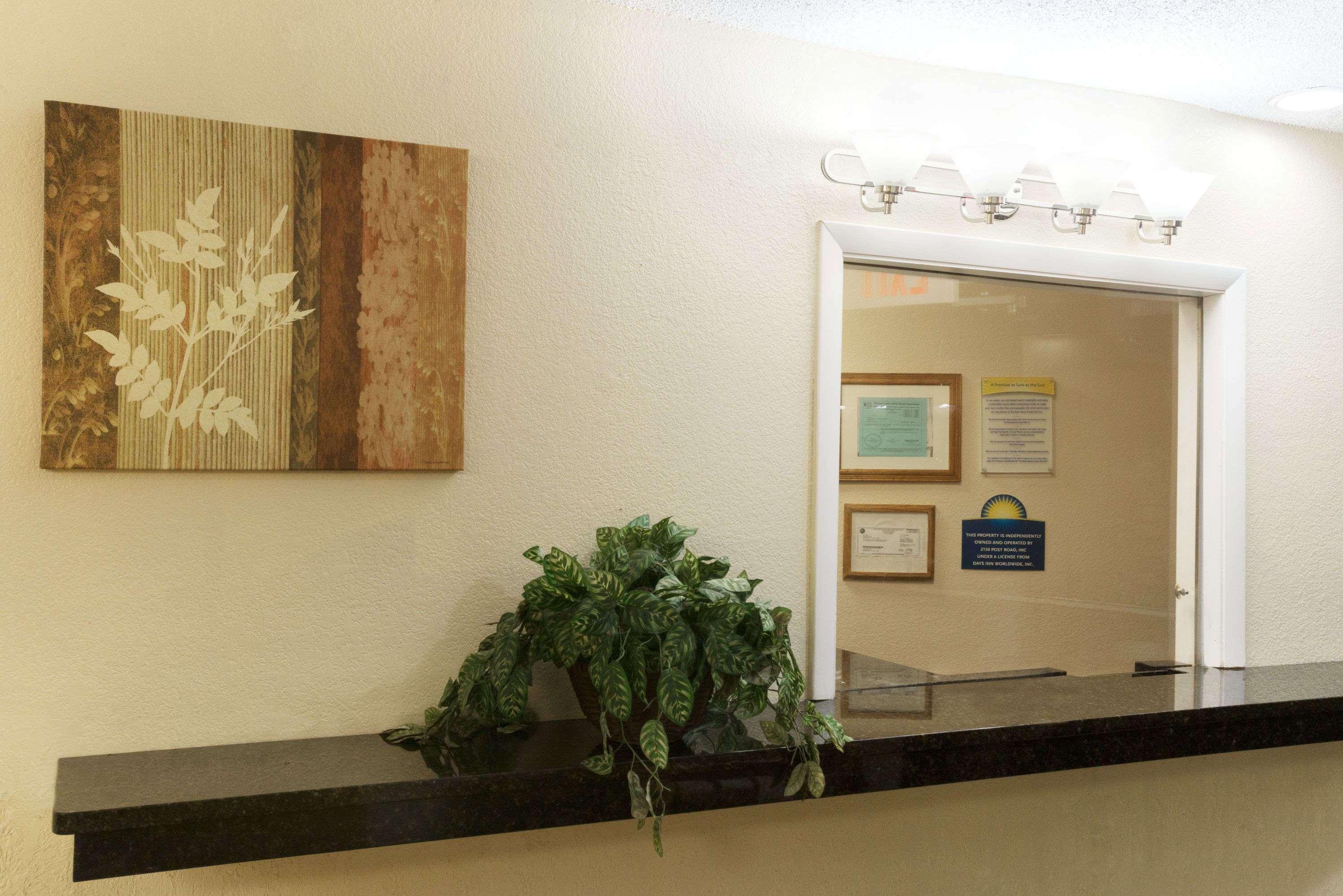 Days Inn By Wyndham Indianapolis East Post Road Bagian luar foto