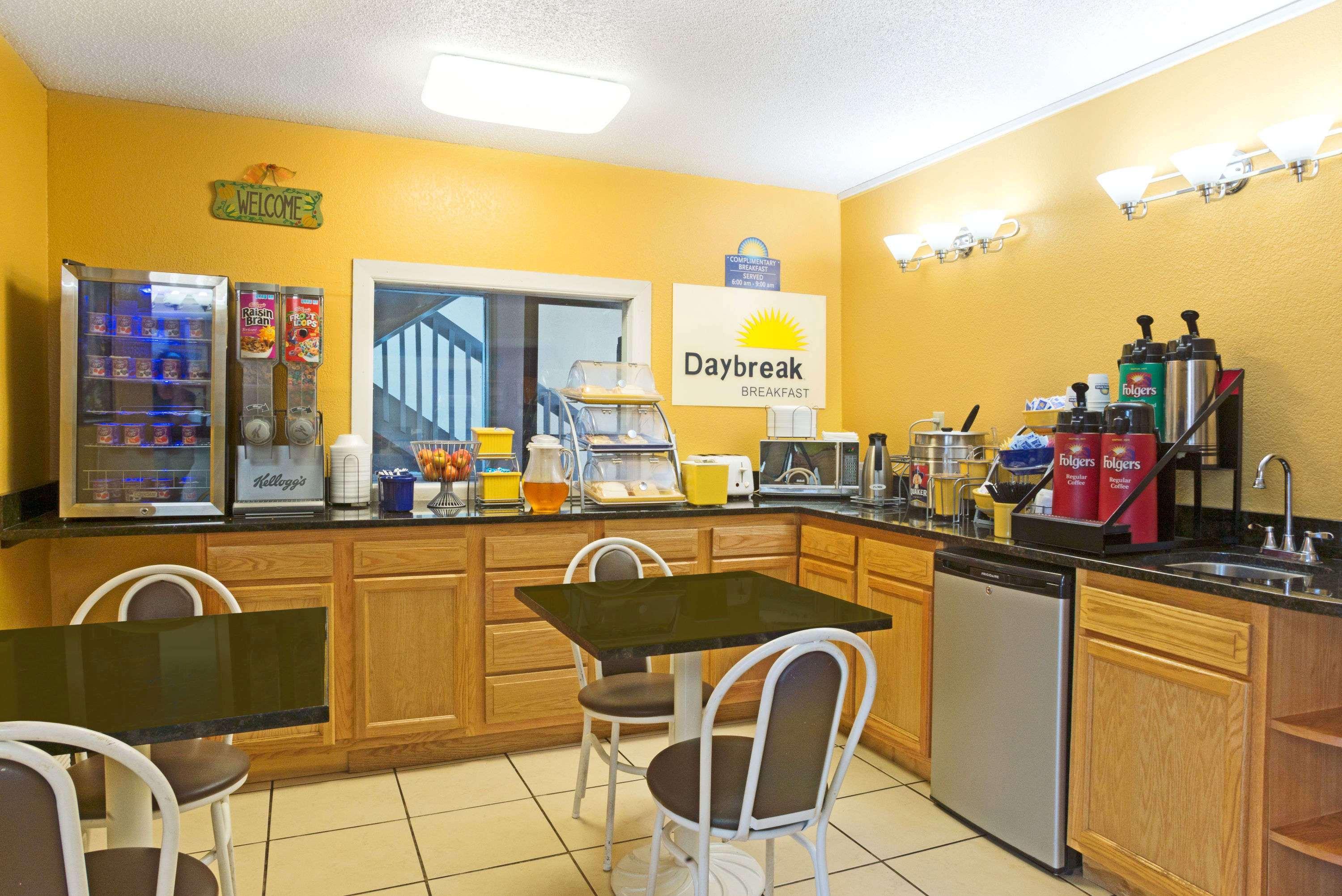 Days Inn By Wyndham Indianapolis East Post Road Bagian luar foto
