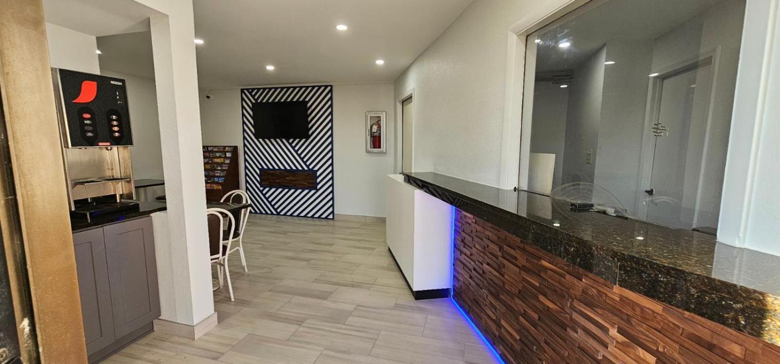 Days Inn By Wyndham Indianapolis East Post Road Bagian luar foto