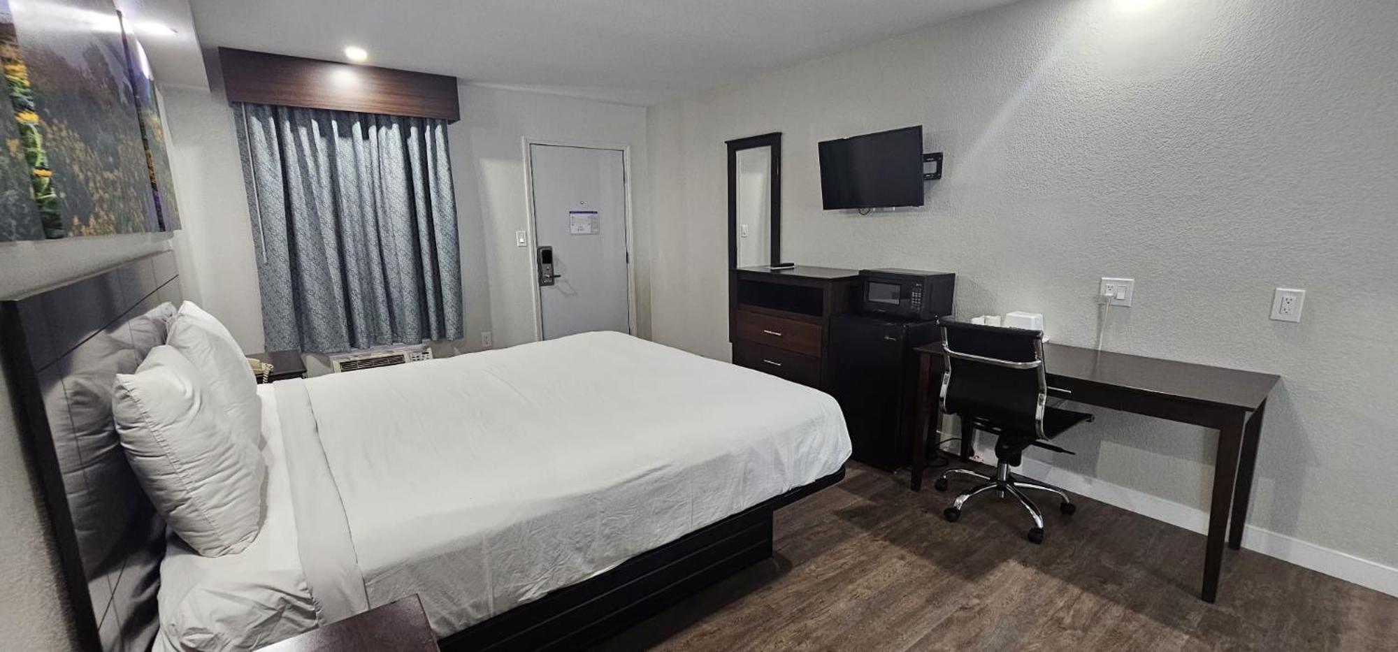 Days Inn By Wyndham Indianapolis East Post Road Bagian luar foto