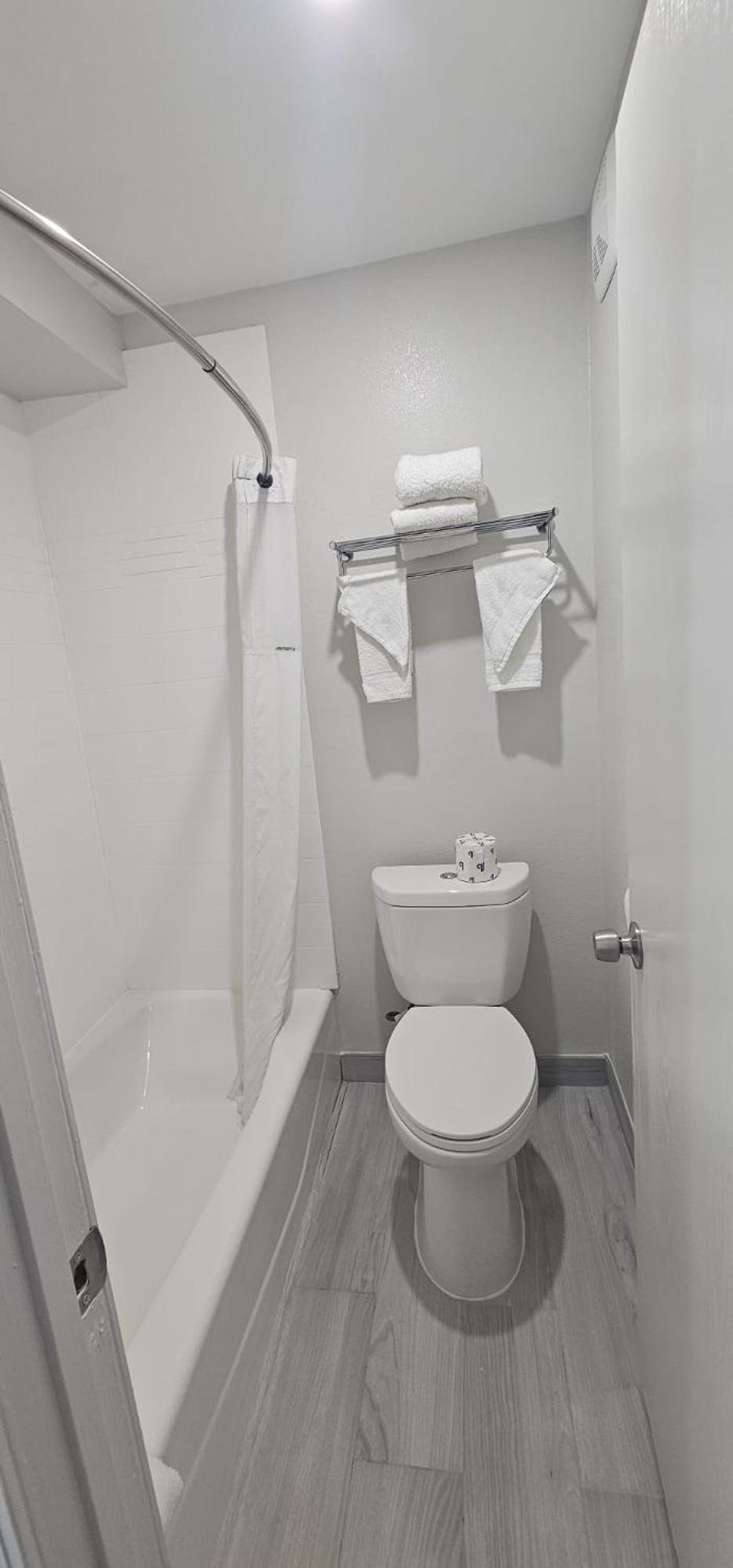 Days Inn By Wyndham Indianapolis East Post Road Bagian luar foto