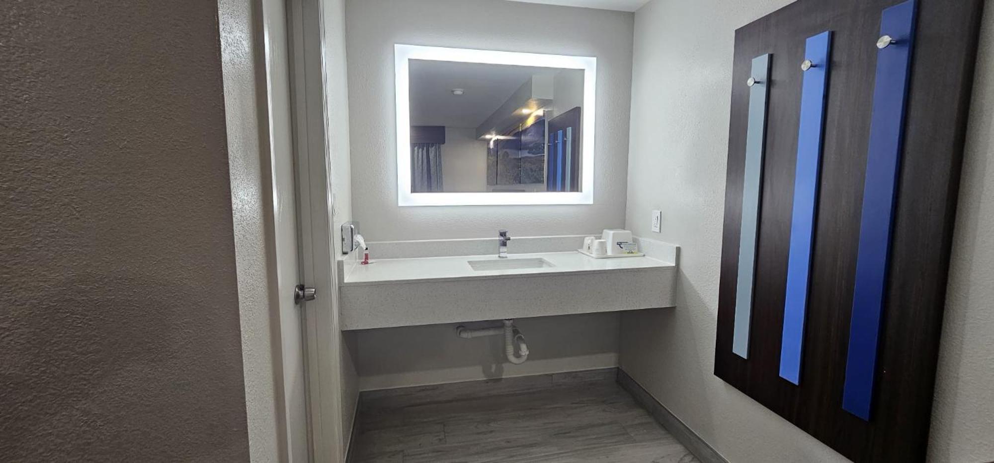 Days Inn By Wyndham Indianapolis East Post Road Bagian luar foto