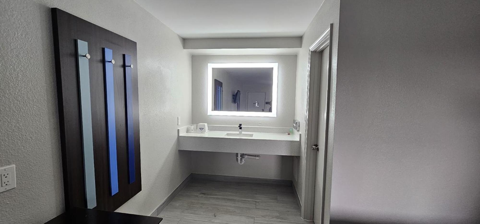 Days Inn By Wyndham Indianapolis East Post Road Bagian luar foto