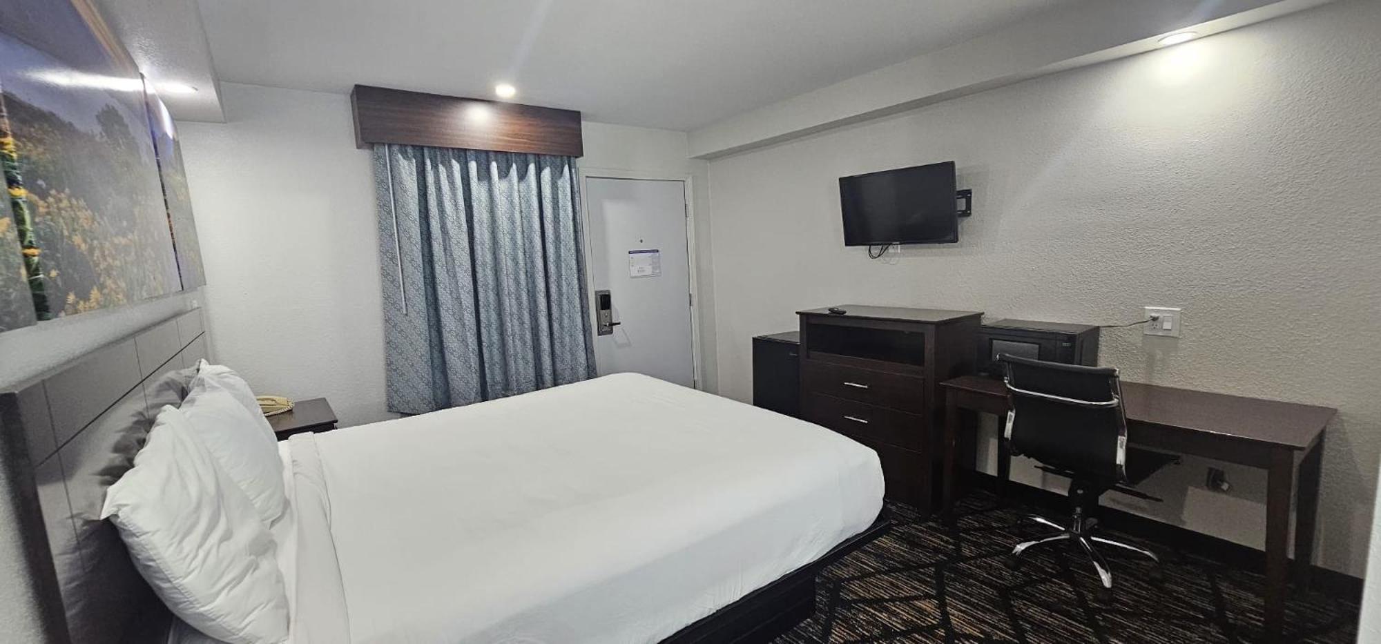 Days Inn By Wyndham Indianapolis East Post Road Bagian luar foto