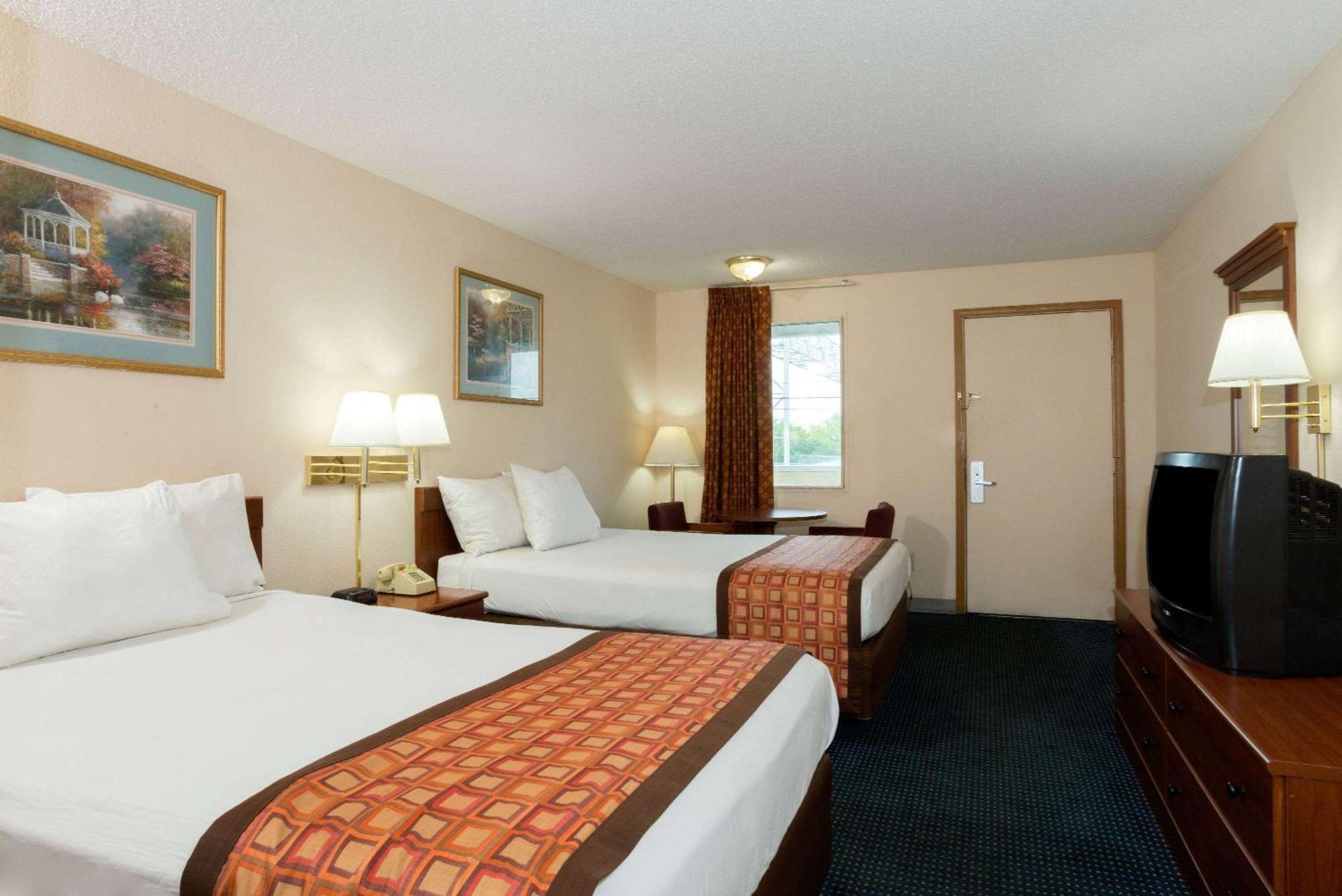 Days Inn By Wyndham Indianapolis East Post Road Bagian luar foto